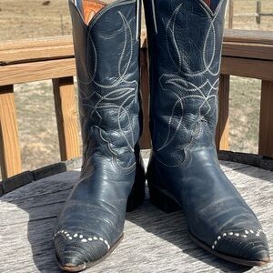 Vintage White label Justin Cowboy Boots with lizard accent and white stitch. 8B